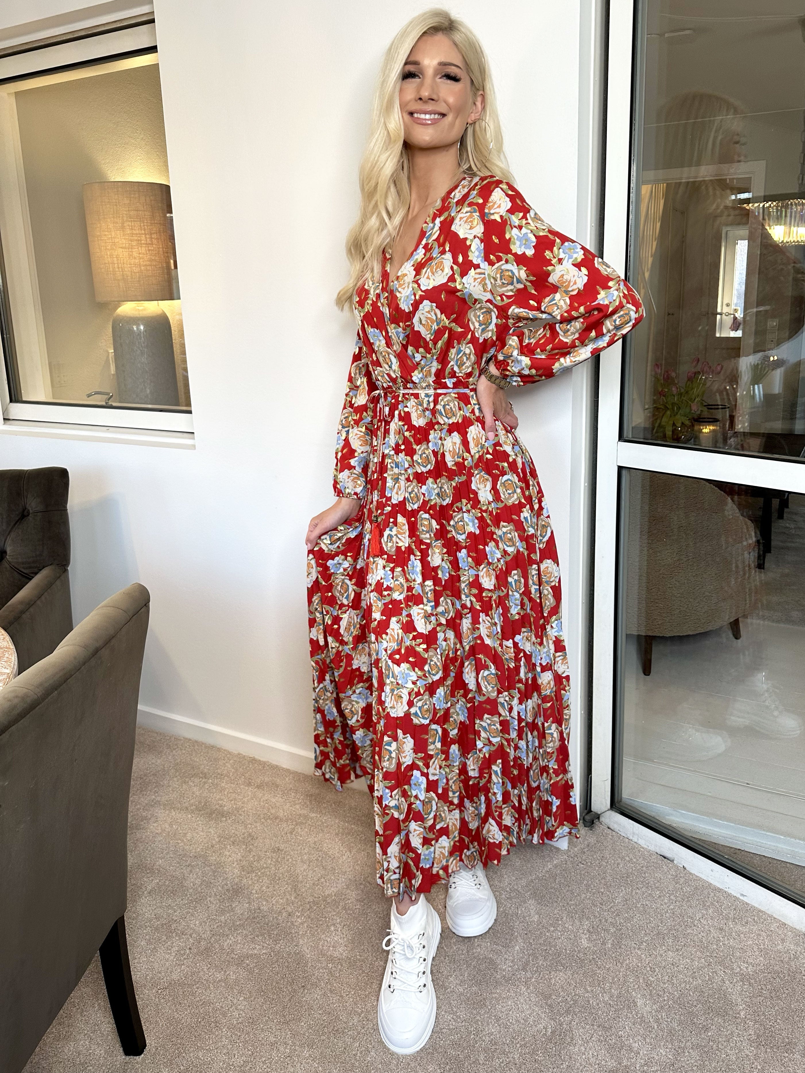 Marinella Rose - Vacker lång klänning med rosmotiv - Red